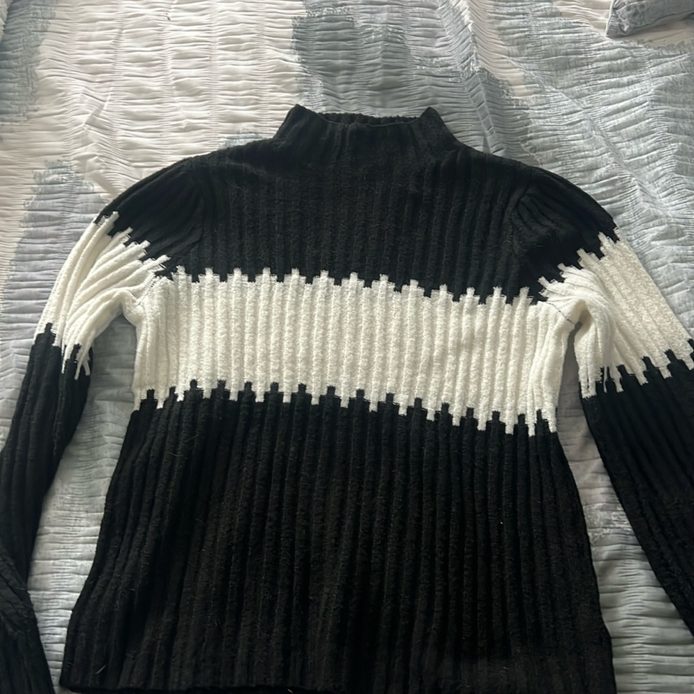 Women’s Chloe and Jasmine Sweater. Size small